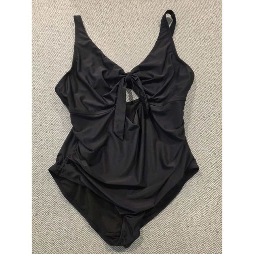 Flattering Plus Size Black Underwire One-Piece Swimsuit 2XL